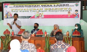 Dorong Pembangunan SDM di Desa, Bupati Serahkan Bantuan Beasiswa Desa