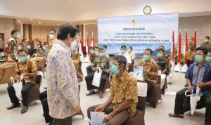 Wagub Abdul Fatah Bagikan SK Hutan Sosial dan SK Tanah Objek Reforma Agraria