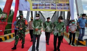 Gubernur NA Resmikan Jembatan Watu Penghubung 11 Desa