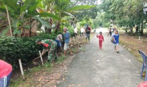 Mengisi Kegiatan Libur,Babinsa Koramil Labuhan Ratu Ajak Warga Gotong Royong