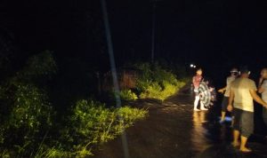 Genangan Air Hujan di Jalan , Polsek Kelapa Himbau Warga Hati – Hati Berkendara Di Jalan