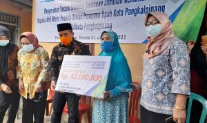 Saat Penyerahaan Bantuan dari BPJS,Walkot Pangkalpinang Maulan Aklil Sampaikan Belasungkawa pada Korban Pesawat Sj 182