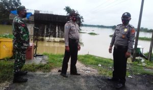 Curah Hujan Tinggi, Koramil Way Bungur dan Polsek Pantau Daerah Rawan Bencana