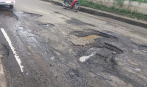 Pengendara Keluhkan Sejumlah Ruas jalan di Kabupaten Lebak Rusak dan Penuh Lubang