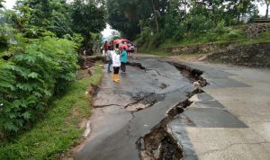 Ruas Jalan Cileles – Kadu Agung Amblas dan Tak Bisa Dilintasi R4