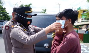 Saat Operasi Aman Nusa II Polsek Kpn Polres Parepare Bagikan Sejumlah Masker pada Masyarakat