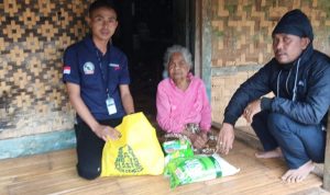 Peduli Lansia, TKSK Cimanggu Berikan Bantuan Sembako Kepada Warga Desa Waringin Kurung