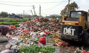 Deni Bastari Ketua Pagguyuban Pasar Kranggot Meninjau Kembali Kondisi Sampah