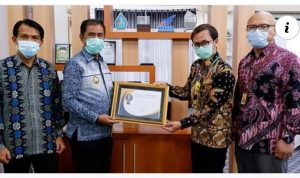 Bupati Kolut Mendapat Penghargaan dari Kantor KPP Pratama Atas Pencapaian Target Pajak