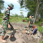 Panas Terik Bukan Halangan Bagi Satgas TMMD Dan Warga Bangun Gorong-gorong