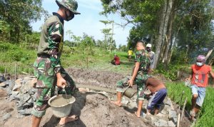 Panas Terik Bukan Halangan Bagi Satgas TMMD Dan Warga Bangun Gorong-gorong