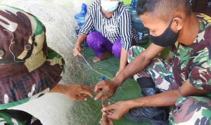 Disela Kesibukan, Anggota Satgas TMMD Belajar Membuat Jaring Ikan