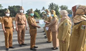 Bapati Lamtim M. Dawam Raharjo Pimpin Apel Mingguan dan Serahkan SK Secara Simbolis