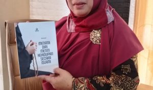 Launching Perdana Buku Menata Diri Meniti Kehidupan Secara Islami oleh Dra. Islamiati M.Si.