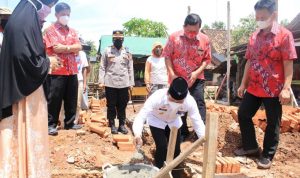 Walikota Metro Wahdi lakukan Peletakan Batu Pertama Bedah Rumah dI Yosomulyo