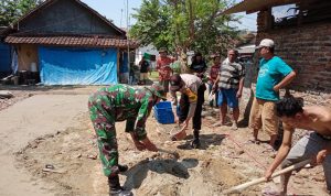 Koramil Cilegon Melakukan Kerja Bakti Kebersihan Lingkungan dan Perbaikan Gorong-gorong