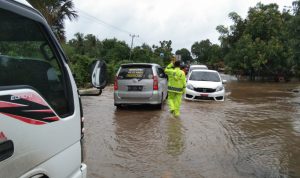 Hujan Deras Disertai Angin Kencang di Jeneponto Dua Unit Rumah Panggung Tertimpah Pohon 