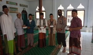 Polsek Patia Bagikan Nasi Kotak ke Jamaah di Masjid Pusaka Perdana 