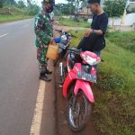 Peduli Sesama, Babinsa Koramil 04/SBW Bantu Warga Kehabisan Bensin