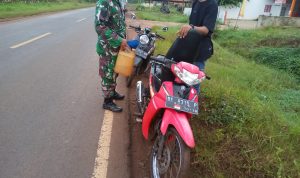 Peduli Sesama, Babinsa Koramil 04/SBW Bantu Warga Kehabisan Bensin