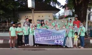 Pengurus K3S Kecamatan Pattalassang Bagikan Takjil dan Masker untuk Pengendara