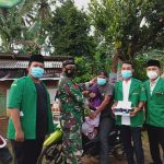 Cegah Penyebaran Covid-19, Babinsa Batangharjo Bersama Karang Taruna Bagikan Masker Gratis