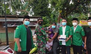 Cegah Penyebaran Covid-19, Babinsa Batangharjo Bersama Karang Taruna Bagikan Masker Gratis