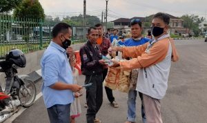 Peduli Sesama, Pokja Wartawan Banten Bagikan Takjil dan Masker