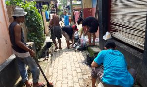 Antisipasi Banjir, Saung Hijrah Bersama Warga Kebon Kopi Lakukan Normalisasi Aliran Gorong-Gorong