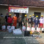 Cegah Penyebaran Covid-19, Babinsa Bersama Satgas Covid-19 Adakan Penyemprotan Disinfektan