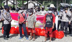 Gelar Baksos, Polisi di Pasangkayu Rela Lewati Jalan Licin dan Terjal untuk Sampai ke Desa