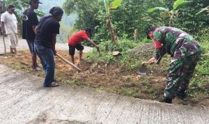 Jaga Kebersihan dan Kekompakkan, Babinsa 2303/Pulomerak Kerbak Bersama Warga