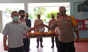 Kapolres Bangka Barat Agus Siswanto Memberikan Suprise Nasi Tumpeng pada PT Timah Tbk Muntok