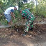 Anggota Koramil 2301/Cilegon Giat Karbak Kebersihan Lingkungan