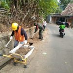 Anggota Koramil 2307/Ciwandan Giat Karbak Pembangunan Pondasi