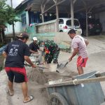 Babinsa Koramil 2305/Cinangka Karbak Membantu Pembangunan Selokan