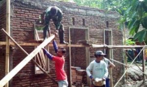 Babinsa Koramil 2305/Cinangka Karbak Bantu Pembangunan Selokan