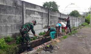 Babinsa Koramil 2302/Bojonegara Karbak Bantu Pembuatan Drainase