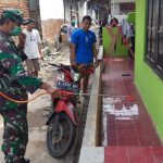 Babinsa Koramil 2305/Cinangka Giat Karbak Rutinitas Penyemprotan Cairan Disinfektan