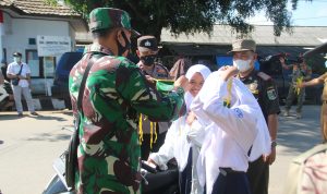 Gelar Operasi Yustisi, Satgas Covid-19 Purbolinggo Bagikan Masker Gratis