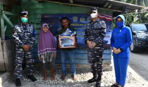 Peringati HUT TNI AL ke-76 TNI AL Lanal Babel dan Baznas Prov. Kep. Babel salurkan 310 paket sembako kepada masyarakat pesisir Pesaren dan Bintet 