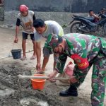 Babinsa Koramil 2306/Mancak Laksanakan Karbak Pembuatan Rumah Warga