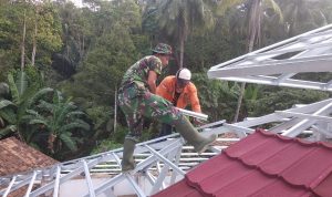 Kelanjutan Rehab Masjid Bersejarah Al Hijaj Pemasangan Genteng Metal roop