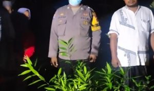 Bhabinkamtibmas Polsek Malingping Polres Lebak Hadiri Pemakaman Abad TKI Malaysia Asal Pagelaran