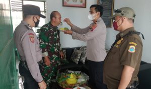 Berikan Kejutan Momen HUT ke 76 TNI, Kapolsek Malingping Polres Lebak Sambangi Koramil Malingping