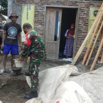 Babinsa Koramil 2302/Bojonegara Giat Karbak Membantu Pembuatan Rumah Warga