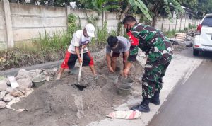 Babinsa Koramil 2302/Bojonegara Giat Karbak Membantu Pemasangan Pondasi Rumah