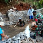 Anggota Koramil 2307/Ciwandan Giat Karbak Pemasangan Konblok