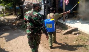 Anggota Koramil 2307/Ciwandan Karbak Rutinitas Penyemprotan Cairan Disinfektan