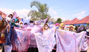 Ratusan Batik Siborita Warnai Pesisir Pantai Topejawa